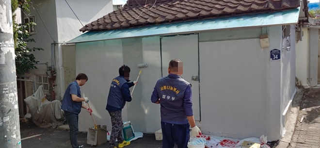 사회봉사대상자들이 페인트칠을 하고 있다.(사진제공=서울준법지원센터)