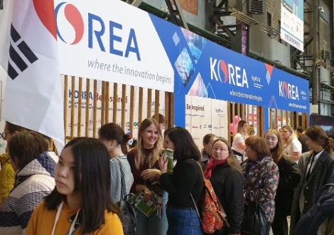 KOTRA가 지난 19일부터 이틀동안 러시아 제2도시 상트페테르부르크에서 현지 소비자를 대상으로 K뷰티·K푸드 전시 판촉 상담회를 개최했다. 사진=KOTRA