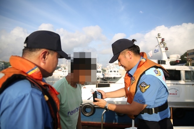 울산해경이 음주측정을 하고 있다.(사진제공=울산해양경찰서)