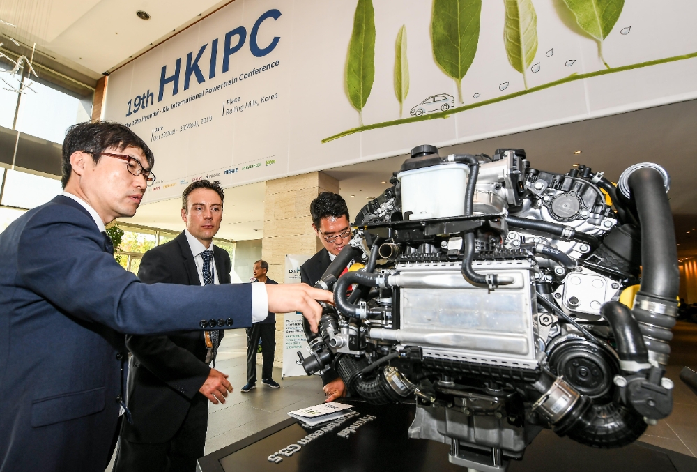 ‘2019 현대·기아 국제 파워트레인 콘퍼런스’에서 ‘Smartstream G3.5 T-GDi’ 엔진을 관람하는 참석자들의 모습.(사진=현대자동차)