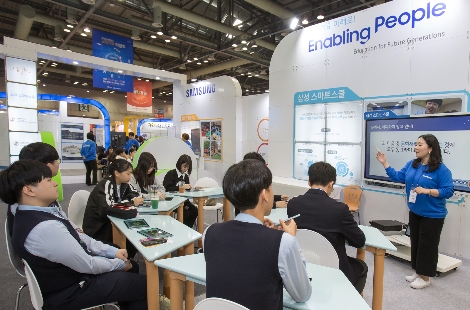 23일 일산 킨텍스에서 열린 '2019 교육기부 박람회'에서 학생들이 삼성전자 전시 부스를 방문해 교육프로그램을 체험해보고 있다. 사진=삼성전자