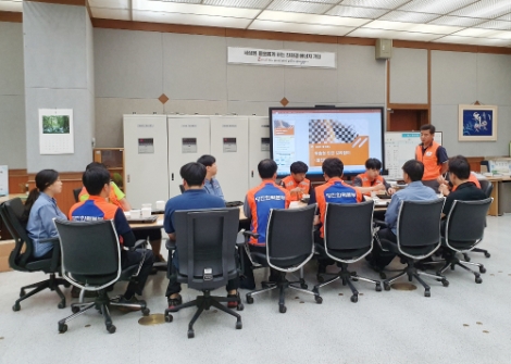 동서발전 당진화력본부 교대근무자들이 '안전도시락' 교육에 참여하고 있는 모습. 사진=동서발전