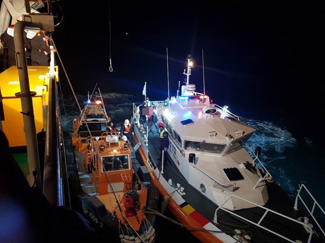 중국인 응급환자를 이송하고 있다.(사진제공=부산해양경찰서)