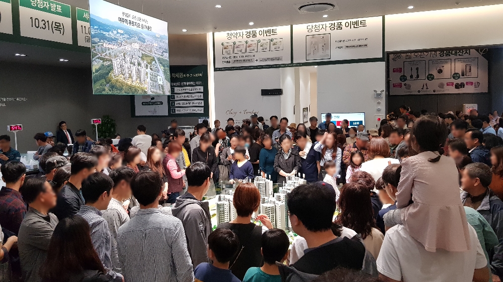 ’여주역 푸르지오 클라테르’ 견본주택에 몰린 인파.(사진=대우건설)
