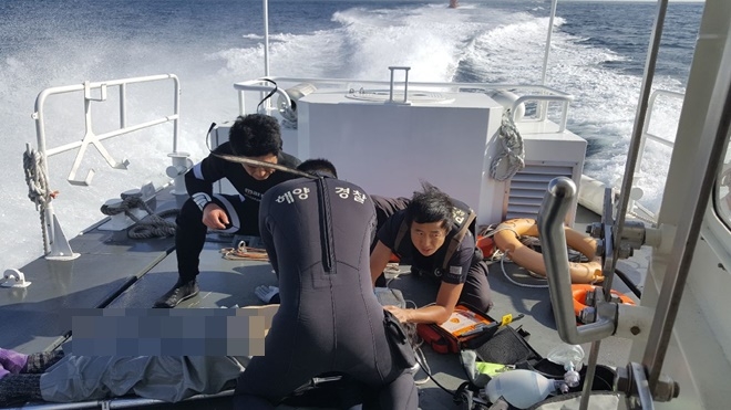 울산해경이 심폐소생술을 하며 이송하고 있다.(사진제공=울산해양경찰서)