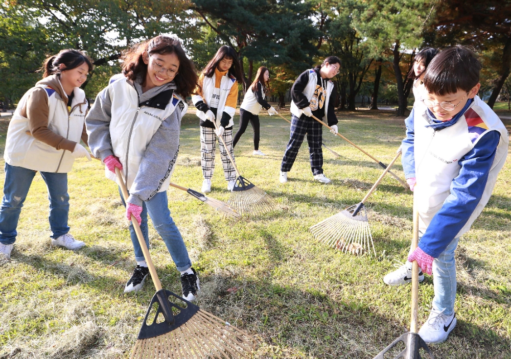 26일 아시아나항공 '문화재 지킴이' 활동에 참여한 임직원과 자녀들이 서울 창경궁에서 기념 촬영을 하고 있다.(사진=아시아나항공)