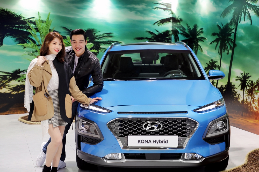 현대차 이태원지점 및 현대카드가 운영하는 뮤직라이브러리 ‘바이닐 앤 플라스틱(Vinyl&Plastic)’을 중심으로 1970년대 미국 캘리포니아를 연상시키는 공간을 연출하고 포니, 베뉴, 코나 하이브리드 등 차량전시와 함께 자동차 시트 가죽을 활용한 업사이클링 의상 컬렉션 ‘Re:Style(리:스타일)’을 선보여 현장을 찾은 고객들의 눈길을 사로잡았다.(사진=현대자동차)