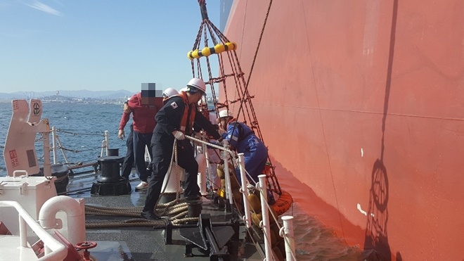 응급환자를 구조해 이송하고 있다.(사진제공=울산해양경찰서)