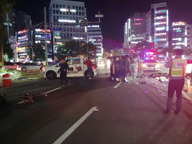 전복된 포터차량사고 현장.(사진제공=부산경찰청)