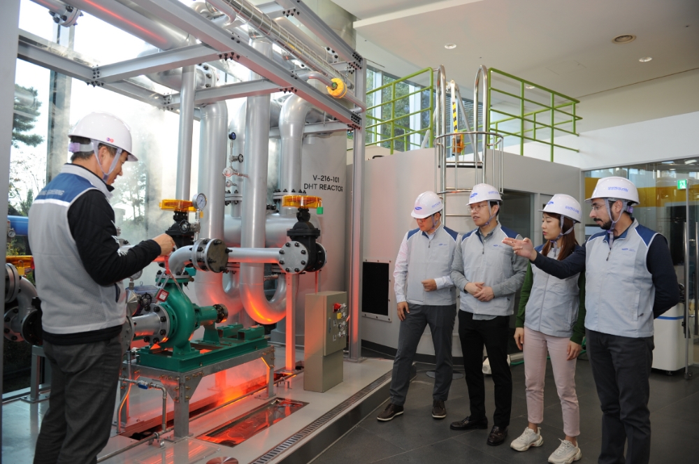 삼성엔지니어링 직원들이 안전체험관에서 안전 교육을 받고 있다.(사진=삼성엔지니어링)