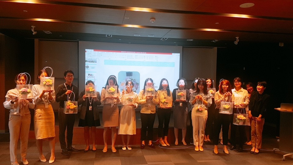 25일 직원들이 플라워테라피 힐링프로그램을 진행한 후 기념촬영을 하고 있다.(사진=HUG)