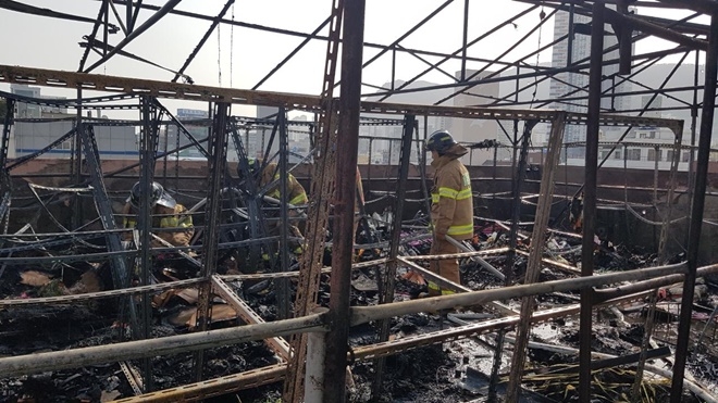 국제시장 내 화재현장.(사진제공=부산경찰청)