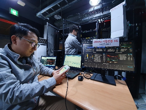 KT 직원이 28GHz 초저지연 기업전용 5G 네트워크인 FAST.NET 기술을 세계 최초로 개발해 시연을 진행하고 있다. 사진=KT