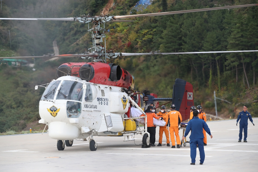 3일 오전 7시40분께 소방헬기 추락사고가 발생한 독도 인근 해저에서 수습된 시신 2구가 독도 인근 해상에 머물고 있던 해경 경비함정에서 해양경찰 헬기를 통해 경북 울릉군 사동리의 해군 118전대로 이송됐다.(사진=뉴ㅜ시스)