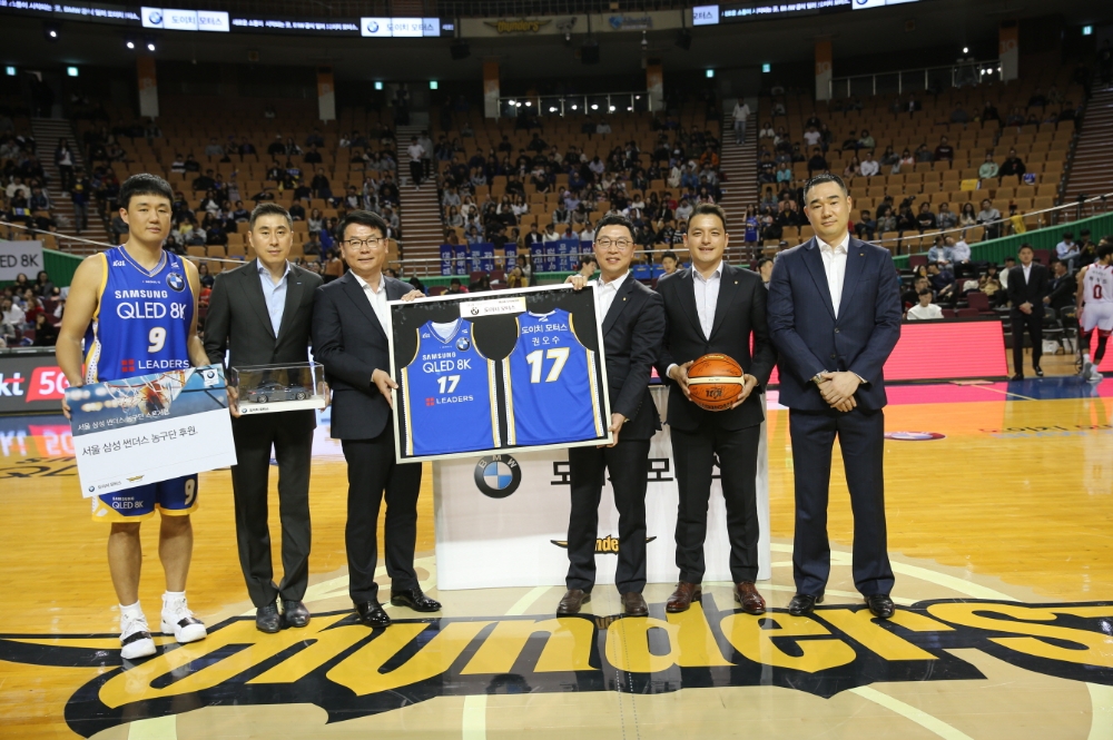 도이치모터스와 서울 삼성 썬더스 농구단 관계자들이 공식 후원 계약 체결 후 함께 포즈를 취하고 있다. 좌측부터 서울 삼성 썬더스 농구단 김동욱 선수, 이상민 감독, 이진원 단장, 도이치모터스 신차부문 성준석 사장, 전략기획실 권혁민 전무, BMW 사업본부 김지호 전무.(사진=도이치모터스)