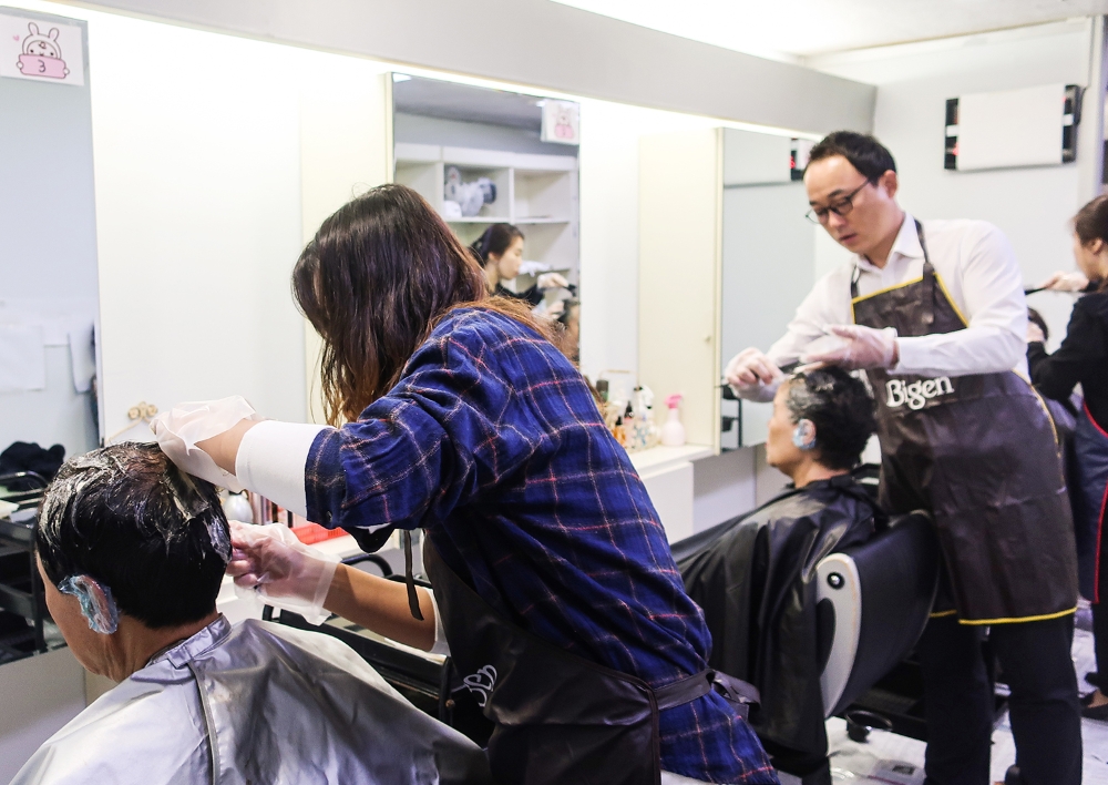 동아제약, 관내 어르신 대상 염색 봉사활동 ‘비겐어게인 캠페인’ 실시