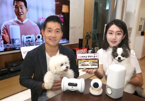 강형욱(왼쪽)씨와 모델이 스마트홈 펫케어 서비스를 소개하고 있는 모습. 사진=LG유플러스