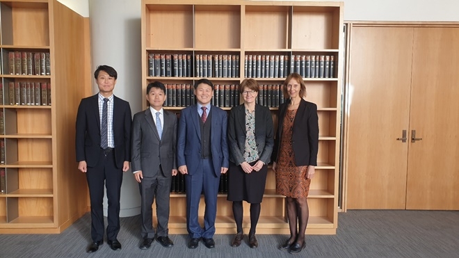 뉴질랜드 대법원 도서관과 자료교환 협정 체결을 하고 기념촬영.(사진제공=대법원)
