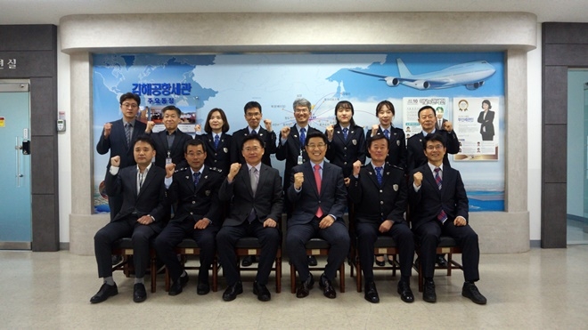 김해공항세관 방문 기념촬영(앞줄 오른쪽 세번째 제영광 부산본부세관장 앞줄 오른쪽 네번째 김영환 김해공항세관장).(사진제공=부산본부세관)