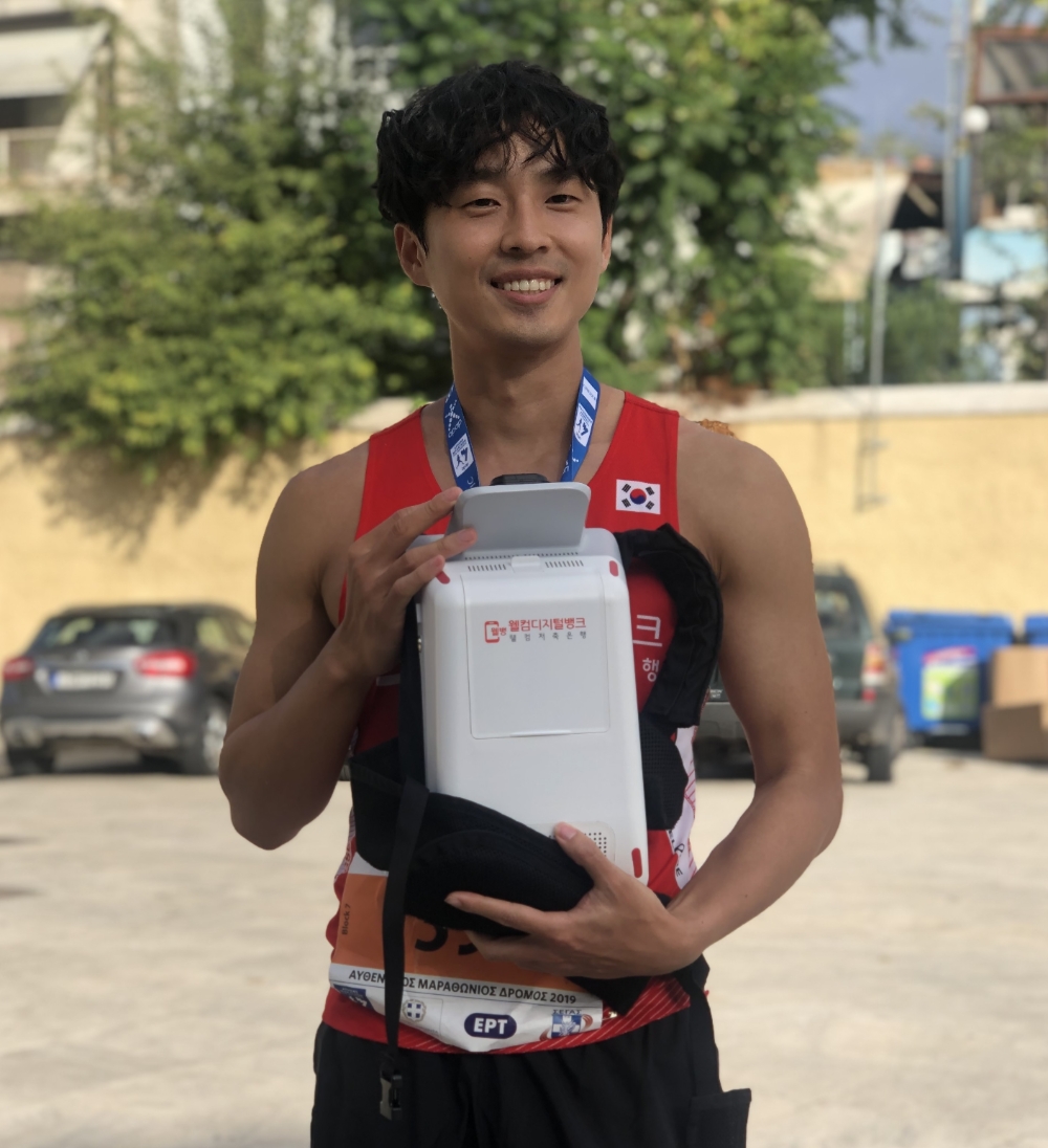 시각장애인 한동호 선수, 세계 최초 가이드러너 없이 마라톤 완주