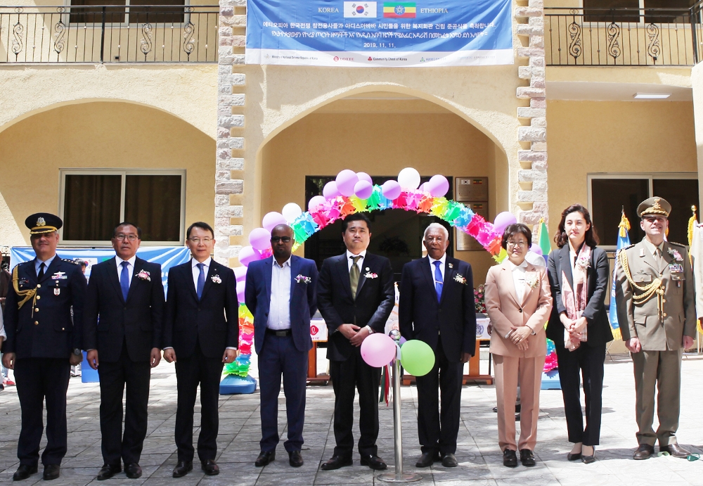 롯데는 유엔참전용사 국제추모일(‘turn toward Busan’; 턴 투워드 부산)인 지난 11일, 에티오피아 아디스아바바 현지에서 참전용사복지회관 준공식과 참전용사 후손 장학금 수여식을 진행했다. (사진=롯데)