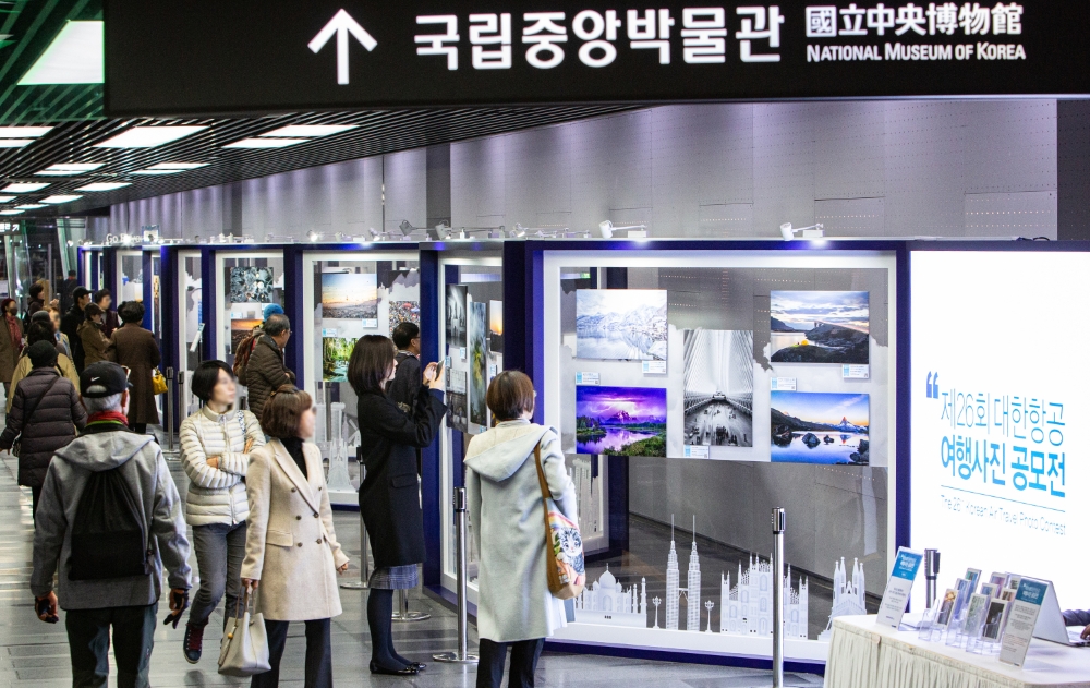 사진은 일반 시민들이 전시된 작품사진을 둘러보고 있는 모습.(사진=대한항공)