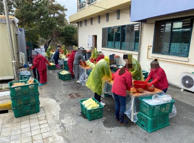 사회봉사대상자들이 김장돕기를 하고 있다.(사진제공=전주준법지원센터)