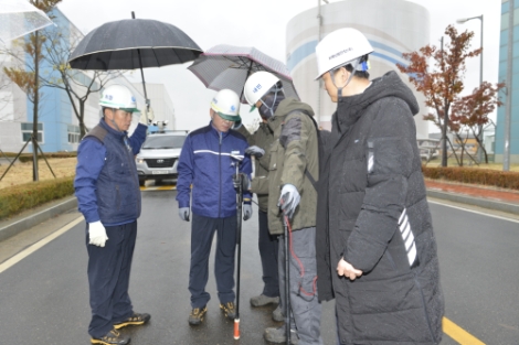 중부발전이 13일 동절기 안정적 전력수급과 대국민 열공급 기반 마련을 위해 열수송관 안전관리 전문회사인 지역난방안전과 지하매설 열수송관 합동 정밀진단을 실시했다. 사진=중부발전