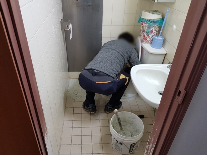 화장실 바닥 타일 교체작업을 하고 있다.(사진제공=창원준법지원센터)