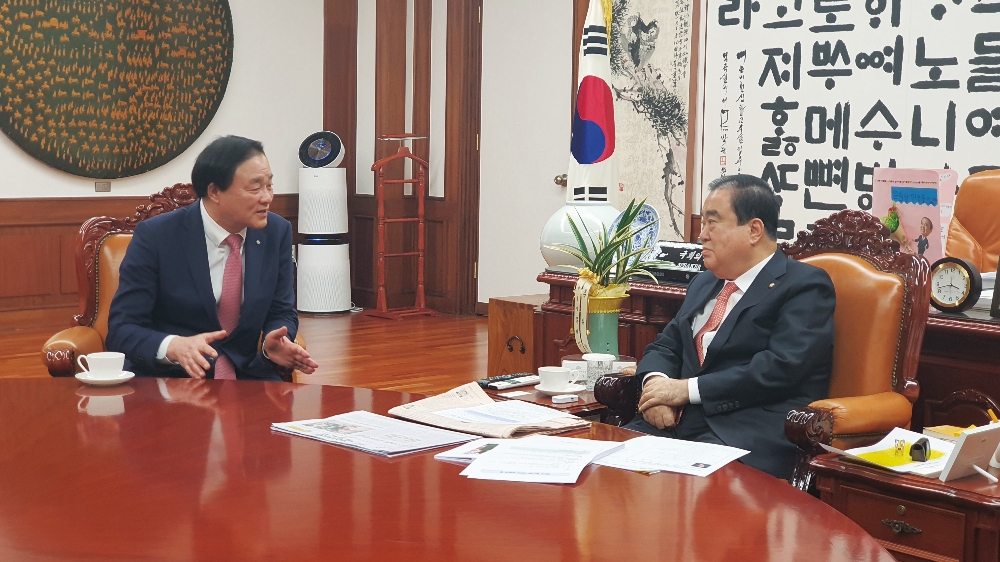 지난 13일, 임준택 수협중앙회장(사진 좌측)이 국회에서 문희상 국회의장(사진 우측)을 만나 어촌과 수산 주요 현안에 관해 설명하고 관심과 지원을 요청했다.(사진=수협중앙회)