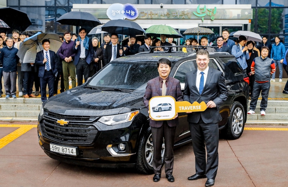 쉐보레가 정통 아메리칸 슈퍼 SUV 트래버스의 1호차 전달식을 갖고, 15일부터 본격적인 고객 인도를 개시한다. 사진은 13일, 부평구청에서 한국지엠 카허 카젬 사장이 차준택 부평구청장에게 트래버스 1호차를 전달하는 모습.(사진=한국지엠)