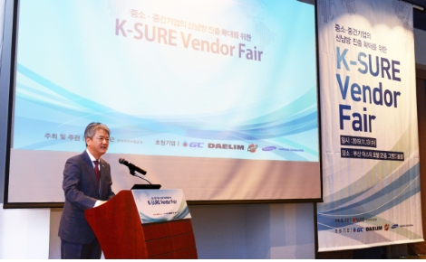 지난 13일 부산 아스티호텔에서 개최된 벤더 페어 행사에서 이인호 한국무역보험공사 사장이 환영사를 하고 있다. 사진=무보