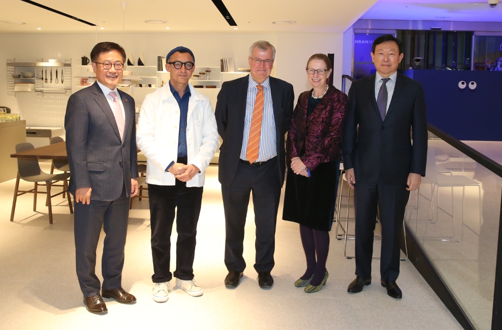 롯데 신동빈 회장은 14일 저녁, 롯데백화점 강남점에서 진행된 ‘더콘란샵’ 오프닝 행사에 참석했다. (사진=롯데)