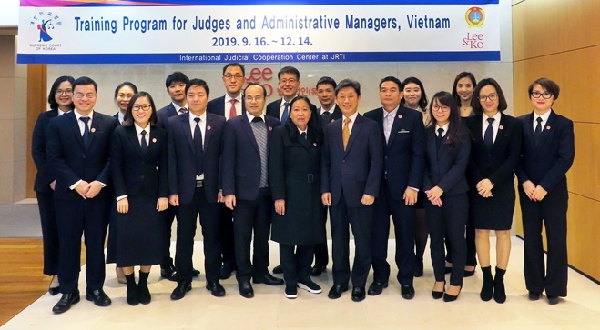 ‘베트남 법관 및 법원공무원 초청 연수’를 실시하고 기념촬영.(사진제공=법무법인 광장)