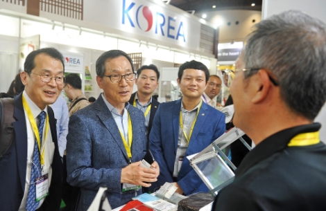 인도네시아 ‘2019 Sial Interfood’ 박람회 참관 중인 aT 이병호 사장. 사진=aT