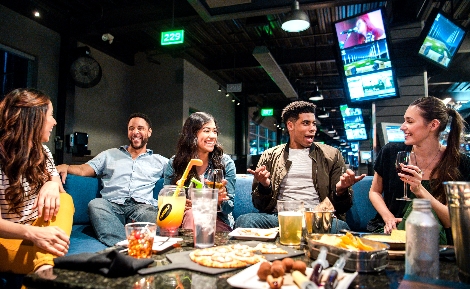 미국 복합문화공간 '탑골프'를 찾은 고객들이 LG 디지털 사이니지가 설치된 공간에서 골프, 모임 등을 즐기고 있다. 사진=LG전자