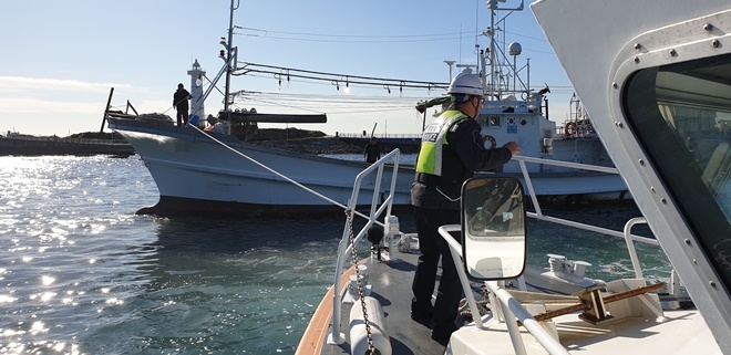 방어진해경파출소 연안구조정에서 좌초 위험선박으로 예인줄을 연결하고 있다.(사진제공=울산해양경찰서)