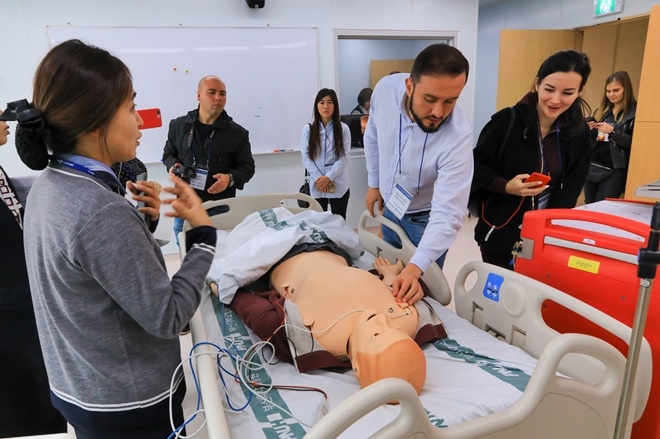 팸투어단이 부산대병원 관계자의 설명을 들으며 의료장비를 살펴보고 있다.(사진제공=부산서구)