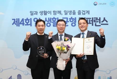 (좌측부터)애프터세일즈 사업부 이승우 상무, 신차사업부문 성준석 사장, 전략기획실 권혁민 전무가 기념촬영을 하고 있다.(사진=도이치모터스)