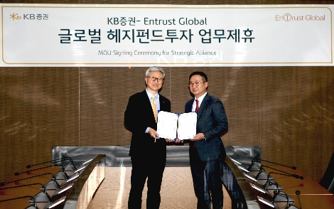 지난 22일 서울 여의도 KB증권 본사에서 열린 KB증권과 EnTrust Global(엔트러스트글로벌) MOU 체결식에서 KB증권 이형일 총괄본부장(왼쪽)과 EnTrust Global 조영로 전무가 사진촬영을 하고 있다. 사진=KB증권