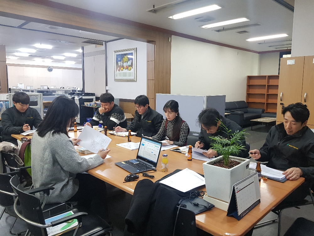 한국시설안전공단(이사장 박영수) 시설관리본부 시설정보관리실은 지난 21일 경남 창원시 소재의 2개 기관(유한회사삼정씨엔디, ㈜성신구조이엔지)을 찾아 사회 공헌 활동을 실시했다.(사진=한국시설안전공단)