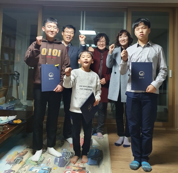 디딤돌 교정장학금을 전달하고 기념촬영.(사진제공=순천교도소)