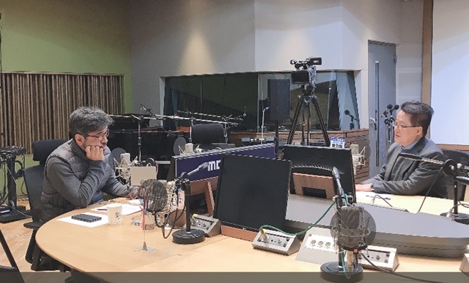 김종배의 시선집중, 무릎탁 도사에 출연하고 있는 박지원 의원.(사진=박지원트위터)