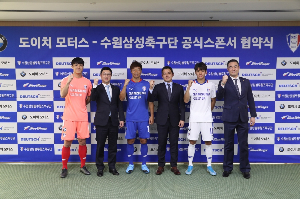 (좌측부터)수원삼성 블루윙즈 노동건 선수, 도이치 모터스 신차사업부문 성준석 사장, 염기훈 선수, 도이치 모터스 전략기획실 권혁민 전무, 전세진 선수, 도이치 모터스 신차사업부 김지호 본부장이 기념 촬영을 하고 있다.(사진=도이치 모터스)