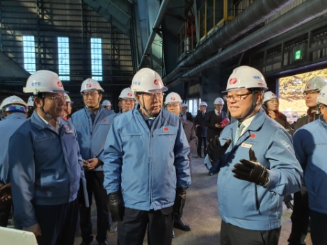 한국동서발전은 29일 당진화력본부를 방문한 국가 기후환경회의와 함께 미세먼지 감축 현안을 논의했다고 밝혔다. 사진=동서발전