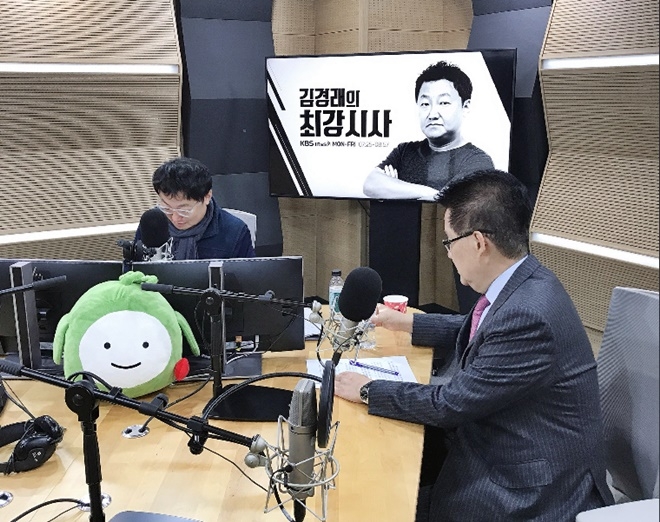 김경래의 최강시사에 출연중인 박지원 의원.(사진=박지원트위터)