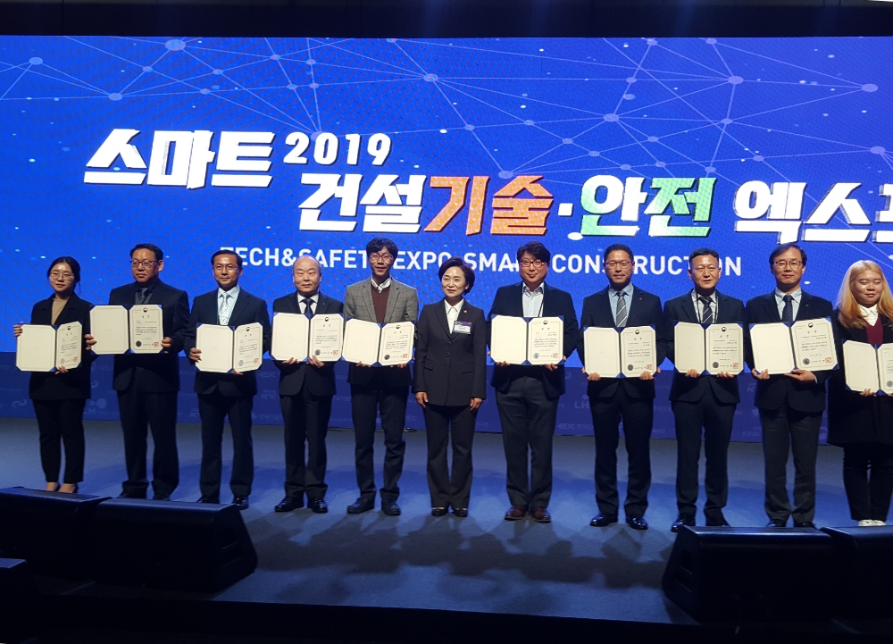 롯데건설의 김재철 현장소장(우측에서 네 번째)이 수상자들과 단체 기념 촬영 중이다.(사진=롯데건설)