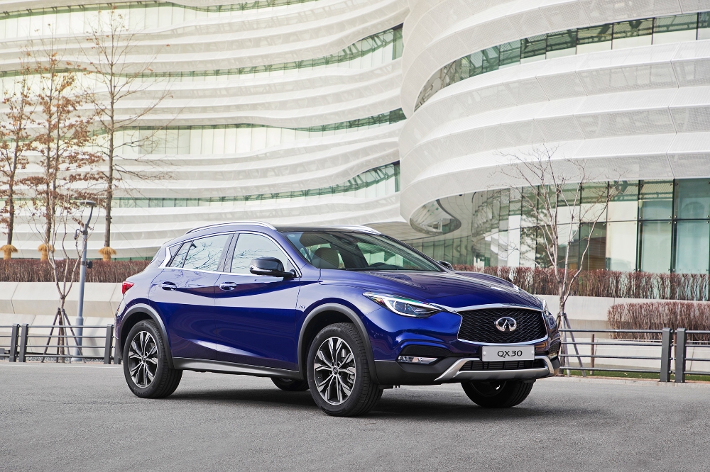 인피니티 QX30.