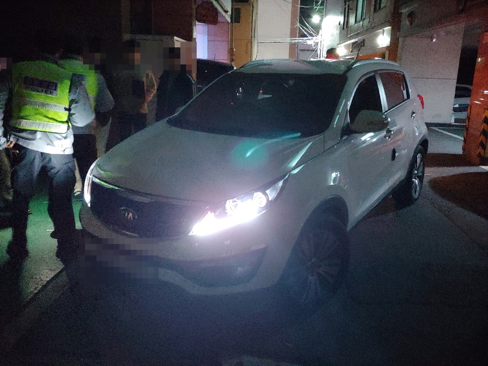 주차차량 충격 후 도주하다 현행범 체포된 스포티지차량 운전자.(사진제공=부산경찰청)