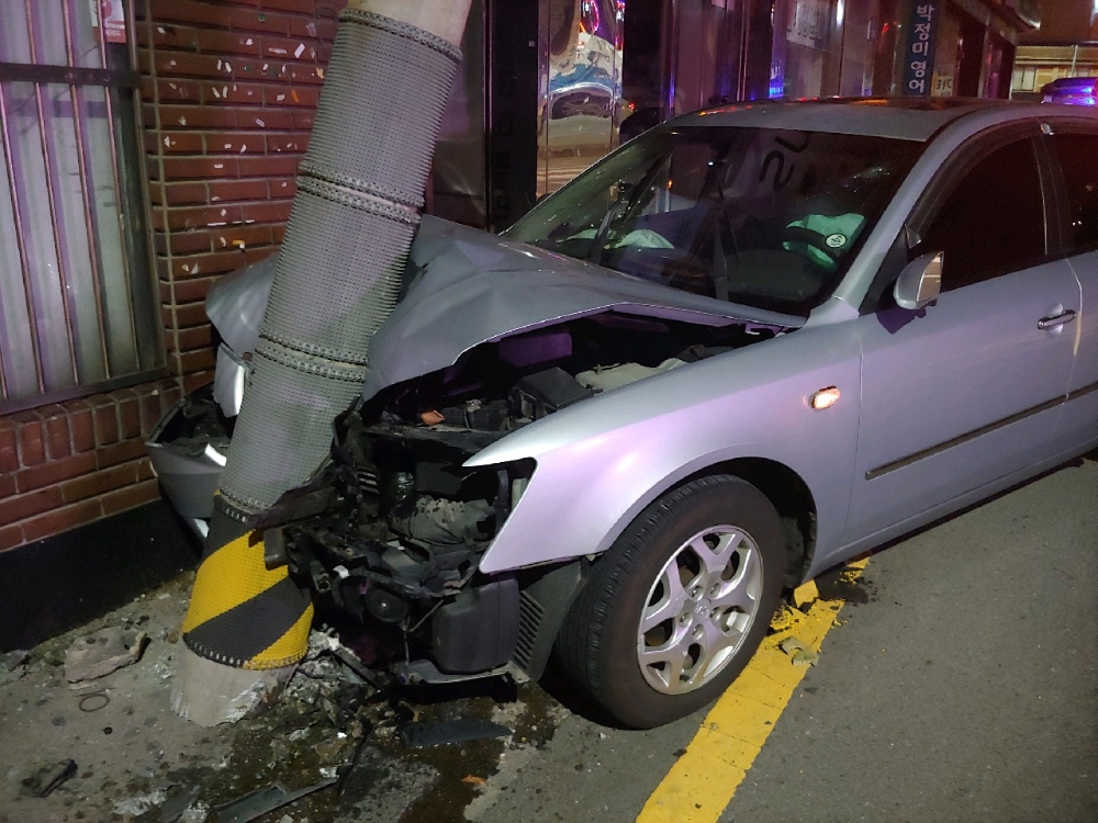 전봇대를 충격한 차량.(사진제공=부산경찰청)